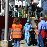 22/04/2025   Ravenna   Ha attraccato al porto di Ravenna la nave ong Life Support di Emergency con a bordo 82 migranti tra cui 11 donne,  una donna incinta al sesto mese, 2 donne minori non accompagnate, 23  uomini minori non accompagnati, 1 bambino e una bambina  accompagnati. Tutti partiti dalla Libia provengono dal Sudan, dall\' Eritrea, dall\' Etiopia, dal Ghana, dal Togo e dalla Nigeria. nella foto lo sbarco di una bimba accompagnata.