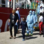22/04/2025   Ravenna   Ha attraccato al porto di Ravenna la nave ong Life Support di Emergency con a bordo 82 migranti tra cui 11 donne,  una donna incinta al sesto mese, 2 donne minori non accompagnate, 23  uomini minori non accompagnati, 1 bambino e una bambina  accompagnati. Tutti partiti dalla Libia provengono dal Sudan, dall\' Eritrea, dall\' Etiopia, dal Ghana, dal Togo e dalla Nigeria. nella foto l\' assessora Federica Moschini accompagna una bimba con mamma a seguito.