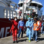 22/04/2025   Ravenna   Ha attraccato al porto di Ravenna la nave ong Life Support di Emergency con a bordo 82 migranti tra cui 11 donne,  una donna incinta al sesto mese, 2 donne minori non accompagnate, 23  uomini minori non accompagnati, 1 bambino e una bambina  accompagnati. Tutti partiti dalla Libia provengono dal Sudan, dall\' Eritrea, dall\' Etiopia, dal Ghana, dal Togo e dalla Nigeria. nella foto un momento dello sbarco dei migranti.