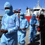 22/04/2025   Ravenna   Ha attraccato al porto di Ravenna la nave ong Life Support di Emergency con a bordo 82 migranti tra cui 11 donne,  una donna incinta al sesto mese, 2 donne minori non accompagnate, 23  uomini minori non accompagnati, 1 bambino e una bambina  accompagnati. Tutti partiti dalla Libia provengono dal Sudan, dall' Eritrea, dall' Etiopia, dal Ghana, dal Togo e dalla Nigeria. nella foto a tutti i migranti che sbarcano viene dato da una volontaria una cartolina con i numeri telefonici in caso di necessità.