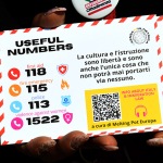 22/04/2025   Ravenna   Ha attraccato al porto di Ravenna la nave ong Life Support di Emergency con a bordo 82 migranti tra cui 11 donne,  una donna incinta al sesto mese, 2 donne minori non accompagnate, 23  uomini minori non accompagnati, 1 bambino e una bambina  accompagnati. Tutti partiti dalla Libia provengono dal Sudan, dall' Eritrea, dall' Etiopia, dal Ghana, dal Togo e dalla Nigeria. nella foto la cartolina con i numeri telefonici per emergenza che viene data ai migranti che sbarcano.