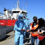 22/04/2025   Ravenna   Ha attraccato al porto di Ravenna la nave ong Life Support di Emergency con a bordo 82 migranti tra cui 11 donne,  una donna incinta al sesto mese, 2 donne minori non accompagnate, 23  uomini minori non accompagnati, 1 bambino e una bambina  accompagnati. Tutti partiti dalla Libia provengono dal Sudan, dall' Eritrea, dall' Etiopia, dal Ghana, dal Togo e dalla Nigeria. nella foto a tutti i migranti che sbarcano viene dato da una volontaria una cartolina con i numeri telefonici in caso di necessità.