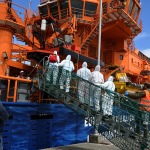 Foto Nicoloro G.   06/05/2025   Ravenna   Ha attraccato nel porto di Ravenna la nave ong Solidaire con a bordo 67 migranti tra i quali 9 minori non accompagnati. Tutti uomini provenienti dal Bangladesh tranne due provenienti dall\' Egitto e due dal Marocco. nella foto medici, infermieri e polizia salgono a bordo per i primi controlli sanitari e di identificazione.