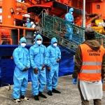 Foto Nicoloro G.   06/05/2025   Ravenna   Ha attraccato nel porto di Ravenna la nave ong Solidaire con a bordo 67 migranti tra i quali 9 minori non accompagnati. Tutti uomini provenienti dal Bangladesh tranne due provenienti dall\' Egitto e due dal Marocco. nella foto un momento dello sbarco dei migranti.