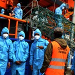 Foto Nicoloro G.   06/05/2025   Ravenna   Ha attraccato nel porto di Ravenna la nave ong Solidaire con a bordo 67 migranti tra i quali 9 minori non accompagnati. Tutti uomini provenienti dal Bangladesh tranne due provenienti dall\' Egitto e due dal Marocco. nella foto un momento dello sbarco dei migranti.