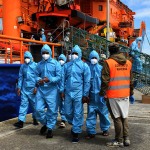 Foto Nicoloro G.   06/05/2025   Ravenna   Ha attraccato nel porto di Ravenna la nave ong Solidaire con a bordo 67 migranti tra i quali 9 minori non accompagnati. Tutti uomini provenienti dal Bangladesh tranne due provenienti dall\' Egitto e due dal Marocco. nella foto un momento dello sbarco dei migranti.