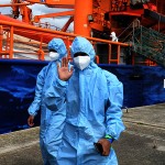 Foto Nicoloro G.   06/05/2025   Ravenna   Ha attraccato nel porto di Ravenna la nave ong Solidaire con a bordo 67 migranti tra i quali 9 minori non accompagnati. Tutti uomini provenienti dal Bangladesh tranne due provenienti dall\' Egitto e due dal Marocco. nella foto un momento dello sbarco dei migranti.