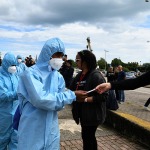 Foto Nicoloro G.   06/05/2025   Ravenna   Ha attraccato nel porto di Ravenna la nave ong Solidaire con a bordo 67 migranti tra i quali 9 minori non accompagnati. Tutti uomini provenienti dal Bangladesh tranne due provenienti dall\' Egitto e due dal Marocco. nella foto  alcune volontarie consegnano ai migranti una cartolina con i numeri di telefono in caso di emergenza.