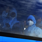 Foto Nicoloro G.   06/05/2025   Ravenna   Ha attraccato nel porto di Ravenna la nave ong Solidaire con a bordo 67 migranti tra i quali 9 minori non accompagnati. Tutti uomini provenienti dal Bangladesh tranne due provenienti dall' Egitto e due dal Marocco. nella foto alcuni migranti sull' autobus che li portera' in un centro per i controlli sanitari e di polizia.