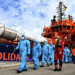 Foto Nicoloro G.   06/05/2025   Ravenna   Ha attraccato nel porto di Ravenna la nave ong Solidaire con a bordo 67 migranti tra i quali 9 minori non accompagnati. Tutti uomini provenienti dal Bangladesh tranne due provenienti dall' Egitto e due dal Marocco. nella foto un momento dello sbarco dei migranti.