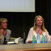 Foto Nicoloro G.    04/10/2014   Ravenna   \" Una Comunità intelligente non ammette violenza \", con questo slogan l\' associazione Linea Rosa, che si batte contro la violenza sulle donne, ha organizzato un incontro che si è concluso con la firma di un accordo, che si riassume nella formula \" bV- Basta Violenza \", tra Comune di Ravenna, Legacoop Romagna e Centri anti-violenza romagnoli come impegno per una Comunità non sessista. nella foto l\' attrice Lella Costa madrina e testimonial dell\' iniziativa, a sinistra, e Alessandra Bagnara, presidente di Linea Rosa.