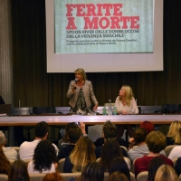Foto Nicoloro G.    04/10/2014   Ravenna   \" Una Comunità intelligente non ammette violenza \", con questo slogan l\' associazione Linea Rosa, che si batte contro la violenza sulle donne, ha organizzato un incontro che si è concluso con la firma di un accordo, che si riassume nella formula \" bV- Basta Violenza \", tra Comune di Ravenna, Legacoop Romagna e Centri anti-violenza romagnoli come impegno per una Comunità non sessista. nella foto l\' intervento dell\' attrice Lella Costa madrina e testimonial dell\' iniziativa