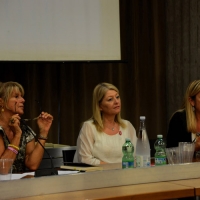 Foto Nicoloro G.    04/10/2014   Ravenna   \" Una Comunità intelligente non ammette violenza \", con questo slogan l\' associazione Linea Rosa, che si batte contro la violenza sulle donne, ha organizzato un incontro che si è concluso con la firma di un accordo, che si riassume nella formula \" bV- Basta Violenza \", tra Comune di Ravenna, Legacoop Romagna e Centri anti-violenza romagnoli come impegno per una Comunità non sessista. nella foto da sinistra l\' attrice Lella Costa madrina e testimonial dell\' iniziativa, Alessandra Bagnara, presidente di Linea Rosa e Monica Fantini direttore di Legacoop Romagna.