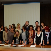 Foto Nicoloro G.    04/10/2014   Ravenna   \" Una Comunità intelligente non ammette violenza \", con questo slogan l\' associazione Linea Rosa, che si batte contro la violenza sulle donne, ha organizzato un incontro che si è concluso con la firma di un accordo, che si riassume nella formula \" bV- Basta Violenza \", tra Comune di Ravenna, Legacoop Romagna e Centri anti-violenza romagnoli come impegno per una Comunità non sessista. nella foto un momento della firma presenti  l\' attrice Lella Costa madrina e testimonial dell\' iniziativa, Alessandra Bagnara, presidente di Linea Rosa, Monica Fantini direttore di Legacoop Romagna e il sindaco di Ravenna Fabrizio Matteucci.