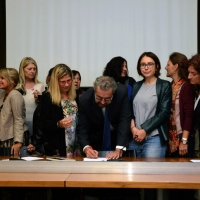 Foto Nicoloro G.    04/10/2014   Ravenna   \" Una Comunità intelligente non ammette violenza \", con questo slogan l\' associazione Linea Rosa, che si batte contro la violenza sulle donne, ha organizzato un incontro che si è concluso con la firma di un accordo, che si riassume nella formula \" bV- Basta Violenza \", tra Comune di Ravenna, Legacoop Romagna e Centri anti-violenza romagnoli come impegno per una Comunità non sessista. nella foto la firma del sindaco di Ravenna Fabrizio Matteucci.
