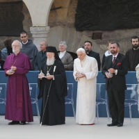 Foto Nicoloro G. 27/10/2011 Assisi (PG) Visita di Sua Santita’ Benedetto XVI ad Assisi, ” Pellegrini della Verita’, pellegrini della Pace “, per una giornata di riflessione, dialogo e preghiera per la Pace e la Giustizia nel mondo. nella foto Benedetto XVI e i Capi di alcune delle delegazioni religiose
