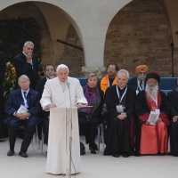 Foto Nicoloro G. 27/10/2011 Assisi (PG) Visita di Sua Santita’ Benedetto XVI ad Assisi, ” Pellegrini della Verita’, pellegrini della Pace “, per una giornata di riflessione, dialogo e preghiera per la Pace e la Giustizia nel mondo. nella foto Benedetto XVI e i Capi di alcune delle delegazioni religiose
