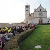 Foto Nicoloro G. 27/10/2011 Assisi (PG) Visita di Sua Santita’ Benedetto XVI ad Assisi, ” Pellegrini della Verita’, pellegrini della Pace “, per una giornata di riflessione, dialogo e preghiera per la Pace e la Giustizia nel mondo. nella foto Folla davanti alla Basilica di San Francesco