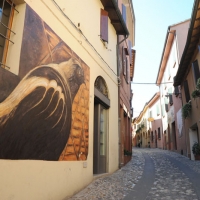 Foto Nicoloro G. 15/09/2011 Dozza ( Bologna ) Ventitreesima edizione della Biennale del Muro Dipinto, manifestazione di arte contemporanea che vede impegnati alcuni artisti scelti tra numerosi che propongono bozzetti per ornare le facciate delle case del borgo medievale in provincia di Bologna. Iniziativa nata nel 1960 e che vede il contributo del Museo d’ Arte Moderna di Bologna. nella foto Dipinti di passate edizioni