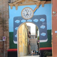 Foto Nicoloro G. 15/09/2011 Dozza ( Bologna ) Ventitreesima edizione della Biennale del Muro Dipinto, manifestazione di arte contemporanea che vede impegnati alcuni artisti scelti tra numerosi che propongono bozzetti per ornare le facciate delle case del borgo medievale in provincia di Bologna. Iniziativa nata nel 1960 e che vede il contributo del Museo d’ Arte Moderna di Bologna. nella foto Dipinti di passate edizioni