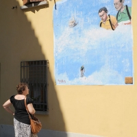 Foto Nicoloro G. 15/09/2011 Dozza ( Bologna ) Ventitreesima edizione della Biennale del Muro Dipinto, manifestazione di arte contemporanea che vede impegnati alcuni artisti scelti tra numerosi che propongono bozzetti per ornare le facciate delle case del borgo medievale in provincia di Bologna. Iniziativa nata nel 1960 e che vede il contributo del Museo d’ Arte Moderna di Bologna. nella foto Dipinti di passate edizioni