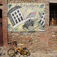 Foto Nicoloro G. 15/09/2011 Dozza ( Bologna ) Ventitreesima edizione della Biennale del Muro Dipinto, manifestazione di arte contemporanea che vede impegnati alcuni artisti scelti tra numerosi che propongono bozzetti per ornare le facciate delle case del borgo medievale in provincia di Bologna. Iniziativa nata nel 1960 e che vede il contributo del Museo d’ Arte Moderna di Bologna. nella foto Dipinti di passate edizioni