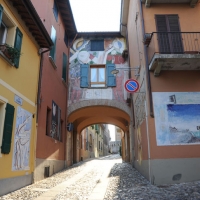 Foto Nicoloro G. 15/09/2011 Dozza ( Bologna ) Ventitreesima edizione della Biennale del Muro Dipinto, manifestazione di arte contemporanea che vede impegnati alcuni artisti scelti tra numerosi che propongono bozzetti per ornare le facciate delle case del borgo medievale in provincia di Bologna. Iniziativa nata nel 1960 e che vede il contributo del Museo d’ Arte Moderna di Bologna. nella foto Dipinti di passate edizioni