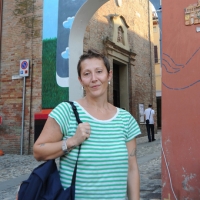 Foto Nicoloro G. 15/09/2011 Dozza ( Bologna ) Ventitreesima edizione della Biennale del Muro Dipinto, manifestazione di arte contemporanea che vede impegnati alcuni artisti scelti tra numerosi che propongono bozzetti per ornare le facciate delle case del borgo medievale in provincia di Bologna. Iniziativa nata nel 1960 e che vede il contributo del Museo d’ Arte Moderna di Bologna. nella foto Fabiola Naldi