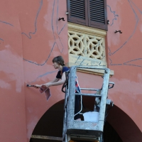Foto Nicoloro G. 15/09/2011 Dozza ( Bologna ) Ventitreesima edizione della Biennale del Muro Dipinto, manifestazione di arte contemporanea che vede impegnati alcuni artisti scelti tra numerosi che propongono bozzetti per ornare le facciate delle case del borgo medievale in provincia di Bologna. Iniziativa nata nel 1960 e che vede il contributo del Museo d’ Arte Moderna di Bologna. nella foto Karin Andersen