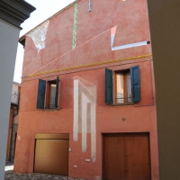 Foto Nicoloro G. 15/09/2011 Dozza ( Bologna ) Ventitreesima edizione della Biennale del Muro Dipinto, manifestazione di arte contemporanea che vede impegnati alcuni artisti scelti tra numerosi che propongono bozzetti per ornare le facciate delle case del borgo medievale in provincia di Bologna. Iniziativa nata nel 1960 e che vede il contributo del Museo d’ Arte Moderna di Bologna. nella foto Facciata dipinta da Riccardo Baruzzi