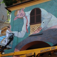 Foto Nicoloro G. 15/09/2011 Dozza ( Bologna ) Ventitreesima edizione della Biennale del Muro Dipinto, manifestazione di arte contemporanea che vede impegnati alcuni artisti scelti tra numerosi che propongono bozzetti per ornare le facciate delle case del borgo medievale in provincia di Bologna. Iniziativa nata nel 1960 e che vede il contributo del Museo d’ Arte Moderna di Bologna. nella foto Dipinti di passate edizioni