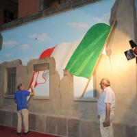 Foto Nicoloro G. 15/09/2011 Dozza ( Bologna ) Ventitreesima edizione della Biennale del Muro Dipinto, manifestazione di arte contemporanea che vede impegnati alcuni artisti scelti tra numerosi che propongono bozzetti per ornare le facciate delle case del borgo medievale in provincia di Bologna. Iniziativa nata nel 1960 e che vede il contributo del Museo d’ Arte Moderna di Bologna. nella foto Gino Pellegrini
