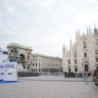 Foto Nicoloro G. 14/06/2011 Milano Isolatissima contestazione ai margini del Business Forum Italian-Israeli da parte di attivisti anti-Israele. nella foto Installazioni in piazza Duomo presidiate dalla polizia