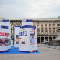 Foto Nicoloro G. 14/06/2011 Milano Isolatissima contestazione ai margini del Business Forum Italian-Israeli da parte di attivisti anti-Israele. nella foto Installazioni in piazza Duomo presidiate dalla polizia