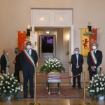 07/08/2020  Rimini   Allestita la camera ardente per Sergio Zavoli all\' interno del teatro Galli. nella foto il sindaco di Ravenna Michele de Pascale, a sinistra, e il sindaco di Rimini Andrea Gnassi davanti alla bara del giornalista.