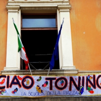 Foto Nicoloro G. 24/03/2012 Santarcangelo (RN) E' stata allestita nella sala del Consiglio Comunale di Santarcangelo la camera ardente della salma di Tonino Guerra prima di essere portata nella piazza principale per l' ultimo saluto della sua cittadina dove era nato il 16 marzo 1920. nella foto Uno striscione di saluto