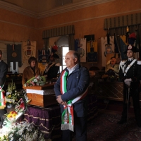 Foto Nicoloro G. 24/03/2012 Santarcangelo (RN) E' stata allestita nella sala del Consiglio Comunale di Santarcangelo la camera ardente della salma di Tonino Guerra prima di essere portata nella piazza principale per l' ultimo saluto della sua cittadina dove era nato il 16 marzo 1920. nella foto Il feretro nella Sala del Consiglio Comunale di Santarcangelo