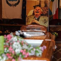 Foto Nicoloro G. 24/03/2012 Santarcangelo (RN) E' stata allestita nella sala del Consiglio Comunale di Santarcangelo la camera ardente della salma di Tonino Guerra prima di essere portata nella piazza principale per l' ultimo saluto della sua cittadina dove era nato il 16 marzo 1920. nella foto Il ritratto dietro il feretro