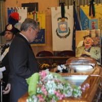 Foto Nicoloro G. 24/03/2012 Santarcangelo (RN) E' stata allestita nella sala del Consiglio Comunale di Santarcangelo la camera ardente della salma di Tonino Guerra prima di essere portata nella piazza principale per l' ultimo saluto della sua cittadina dove era nato il 16 marzo 1920. nella foto Sergio Cofferati rende omaggio al feretro