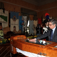 Foto Nicoloro G. 24/03/2012 Santarcangelo (RN) E' stata allestita nella sala del Consiglio Comunale di Santarcangelo la camera ardente della salma di Tonino Guerra prima di essere portata nella piazza principale per l' ultimo saluto della sua cittadina dove era nato il 16 marzo 1920. nella foto Vasco Errani rende omaggio al feretro