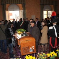 Foto Nicoloro G. 24/03/2012 Santarcangelo (RN) E' stata allestita nella sala del Consiglio Comunale di Santarcangelo la camera ardente della salma di Tonino Guerra prima di essere portata nella piazza principale per l' ultimo saluto della sua cittadina dove era nato il 16 marzo 1920. nella foto Una numerosa folla rende omaggio al feretro nella Sala del Consiglio Comunale di Santarcangelo