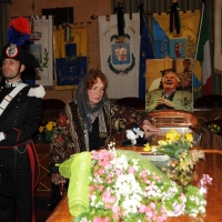 Foto Nicoloro G. 24/03/2012 Santarcangelo (RN) E' stata allestita nella sala del Consiglio Comunale di Santarcangelo la camera ardente della salma di Tonino Guerra prima di essere portata nella piazza principale per l' ultimo saluto della sua cittadina dove era nato il 16 marzo 1920. nella foto Lora Guerra rende omaggio al feretro