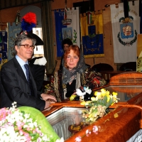 Foto Nicoloro G. 24/03/2012 Santarcangelo (RN) E' stata allestita nella sala del Consiglio Comunale di Santarcangelo la camera ardente della salma di Tonino Guerra prima di essere portata nella piazza principale per l' ultimo saluto della sua cittadina dove era nato il 16 marzo 1920. nella foto Vasco Errani – Lora Guerra a fianco al feretro