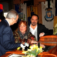 Foto Nicoloro G. 24/03/2012 Santarcangelo (RN) E' stata allestita nella sala del Consiglio Comunale di Santarcangelo la camera ardente della salma di Tonino Guerra prima di essere portata nella piazza principale per l' ultimo saluto della sua cittadina dove era nato il 16 marzo 1920. nella foto Walter Veltroni – Lora Guerra – Andrea Guerra a fianco al feretro