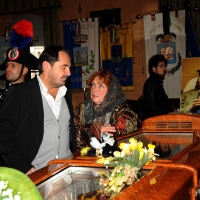 Foto Nicoloro G. 24/03/2012 Santarcangelo (RN) E' stata allestita nella sala del Consiglio Comunale di Santarcangelo la camera ardente della salma di Tonino Guerra prima di essere portata nella piazza principale per l' ultimo saluto della sua cittadina dove era nato il 16 marzo 1920. nella foto Andrea Guerra – Lora Guerra a fianco al feretro