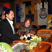 Foto Nicoloro G. 24/03/2012 Santarcangelo (RN) E' stata allestita nella sala del Consiglio Comunale di Santarcangelo la camera ardente della salma di Tonino Guerra prima di essere portata nella piazza principale per l' ultimo saluto della sua cittadina dove era nato il 16 marzo 1920. nella foto Andrea Guerra – Lora Guerra a fianco al feretro
