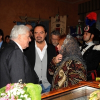 Foto Nicoloro G. 24/03/2012 Santarcangelo (RN) E' stata allestita nella sala del Consiglio Comunale di Santarcangelo la camera ardente della salma di Tonino Guerra prima di essere portata nella piazza principale per l' ultimo saluto della sua cittadina dove era nato il 16 marzo 1920. nella foto  Sergio Zavoli – Andrea Guerra – Lora Guerra a fianco al feretro
