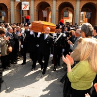 Foto Nicoloro G. 24/03/2012 Santarcangelo (RN) E' stata allestita nella sala del Consiglio Comunale di Santarcangelo la camera ardente della salma di Tonino Guerra prima di essere portata nella piazza principale per l' ultimo saluto della sua cittadina dove era nato il 16 marzo 1920. nella foto Il feretro è portato in piazza, a braccia