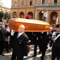 Foto Nicoloro G. 24/03/2012 Santarcangelo (RN) E' stata allestita nella sala del Consiglio Comunale di Santarcangelo la camera ardente della salma di Tonino Guerra prima di essere portata nella piazza principale per l' ultimo saluto della sua cittadina dove era nato il 16 marzo 1920. nella foto Il feretro è portato in piazza, a braccia