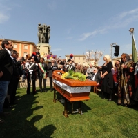 Foto Nicoloro G. 24/03/2012 Santarcangelo (RN) E' stata allestita nella sala del Consiglio Comunale di Santarcangelo la camera ardente della salma di Tonino Guerra prima di essere portata nella piazza principale per l' ultimo saluto della sua cittadina dove era nato il 16 marzo 1920. nella foto Il feretro in piazza riceve l'omaggio di autorità, famigliari e semplici cittadini
